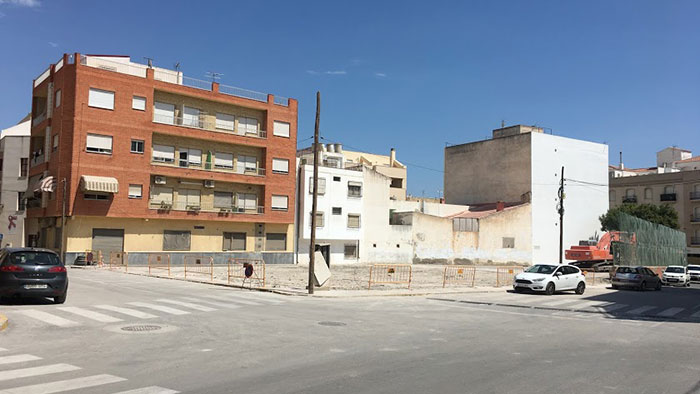 El edificio del colegio Francisco Fenoy desaparece del centro urbano de Albox