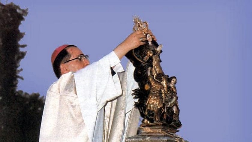 Momento en el que el nuncio del Papa coronó a la Virgen del Saliente : 7 agosto 1988