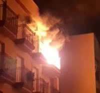 Una mujer herida y una treintena de desalojados en un incendio en Albox
