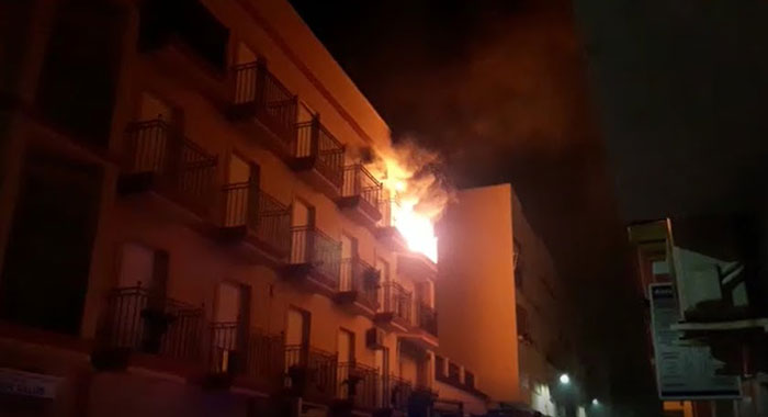 Una mujer herida y una treintena de desalojados en un incendio en Albox