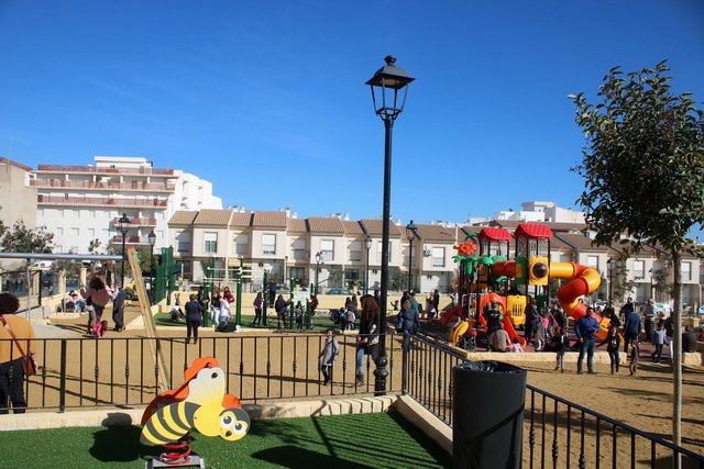 Juegos, árboles, un lago y muchos vecinos en el nuevo parque de Albox